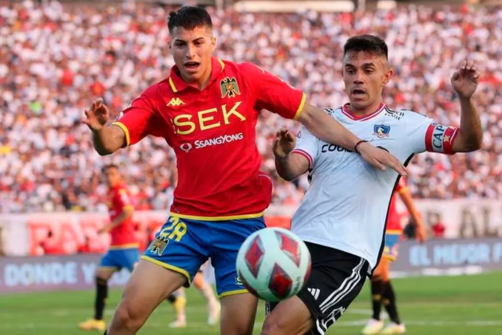 Jonathan Villagra y Vicente Pizarro luchando un balón