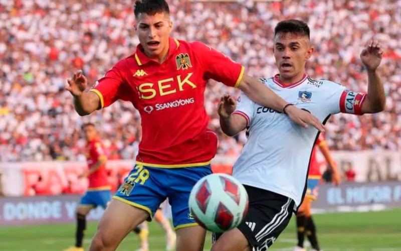 Jonathan Villagra y Vicente Pizarro luchando un balón