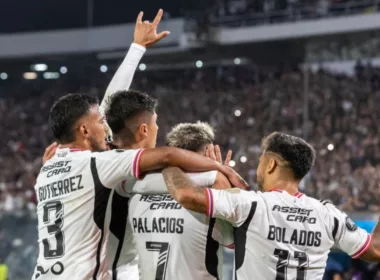Tres futbolistas de Colo-Colo festejando un gol