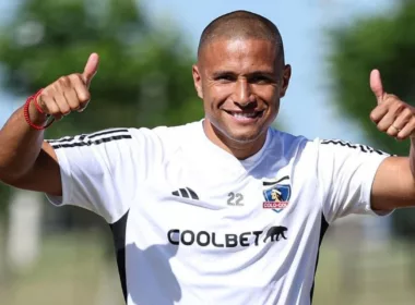 Leandro Benegas con los pulgares arriba mientras usa la camiseta de Colo-Colo.