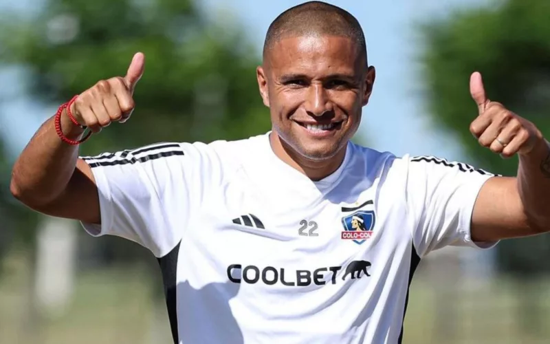 Leandro Benegas con los pulgares arriba mientras usa la camiseta de Colo-Colo.