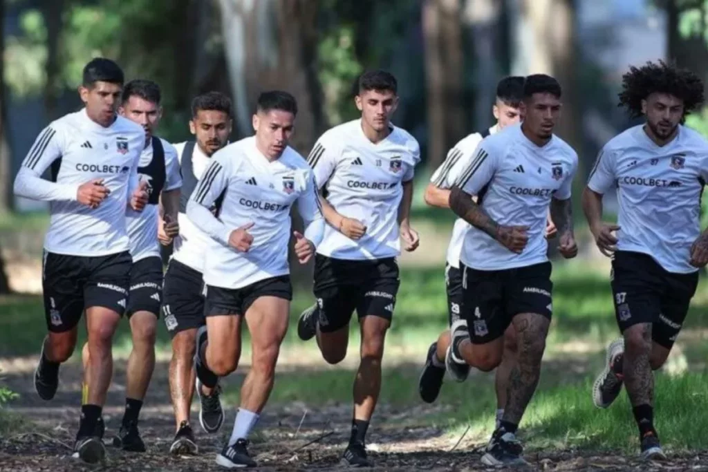 Plantel de Colo-Colo corriendo en la pretemporada