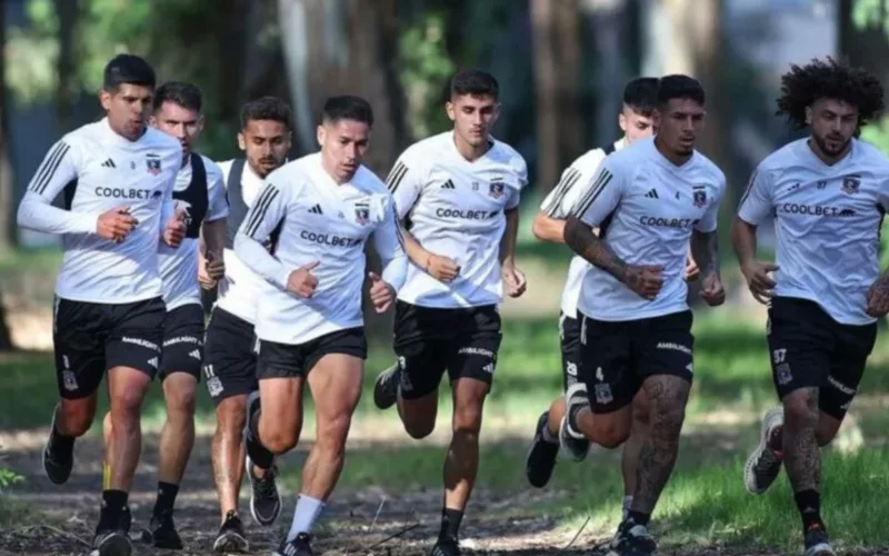 Plantel de Colo-Colo corriendo en la pretemporada