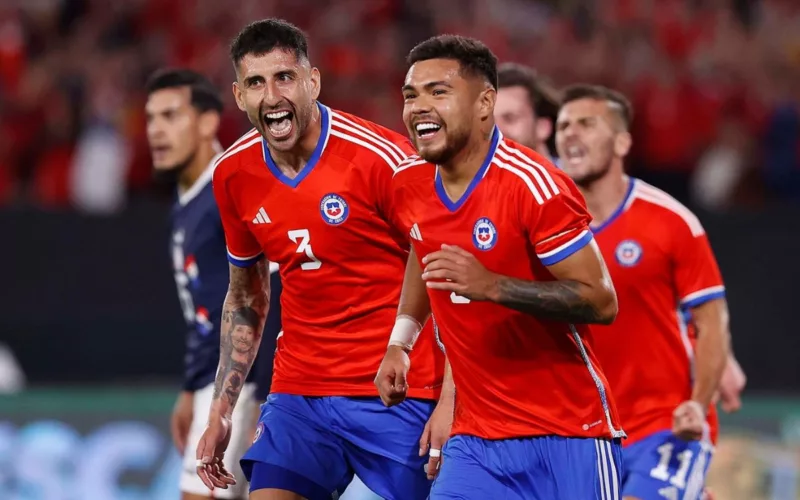 Futbolistas de La Roja felices tras anotar un gol