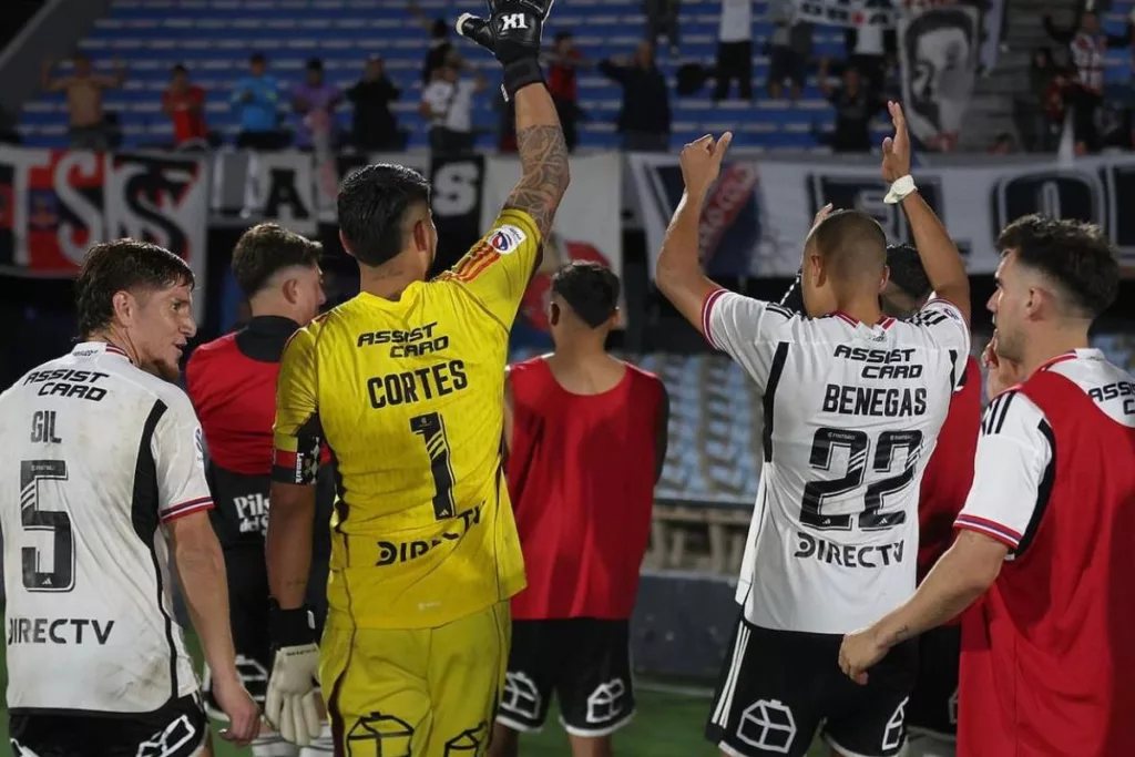 Jugadores de Colo-Colo con los brazos levantados.