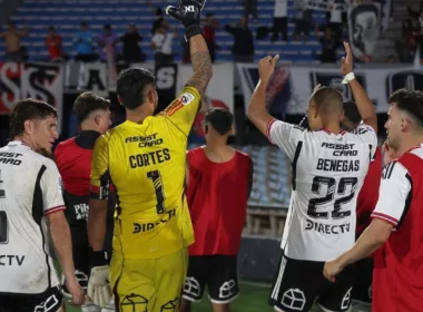 Jugadores de Colo-Colo con los brazos levantados.