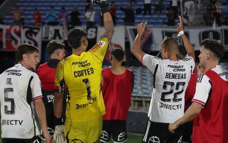 Jugadores de Colo-Colo con los brazos levantados.