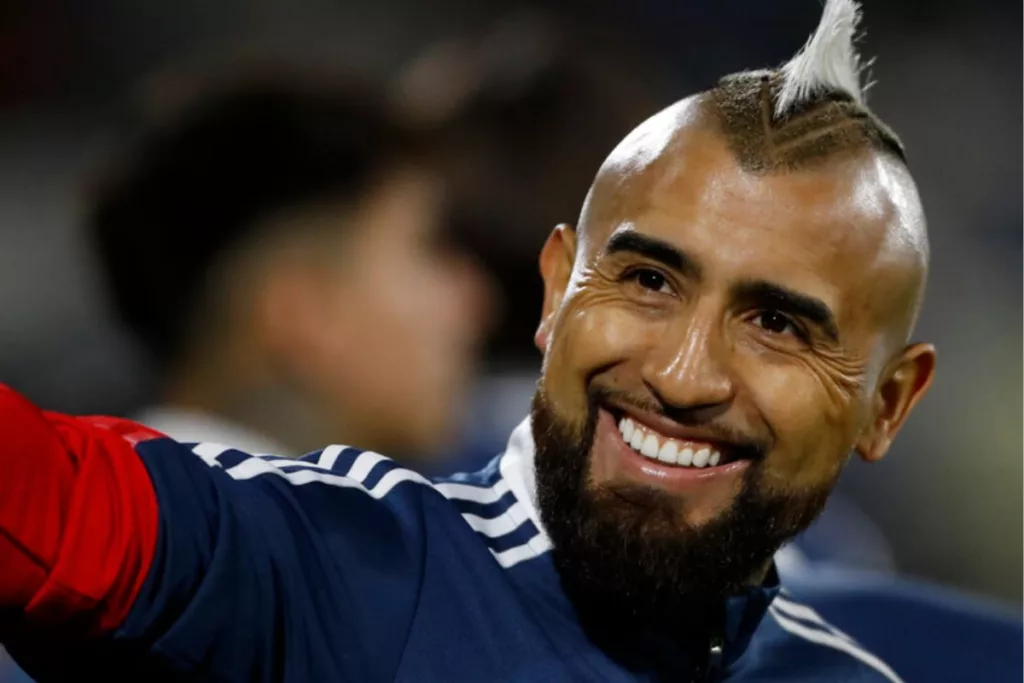 Primer plano de Arturo Vidal sonriendo.