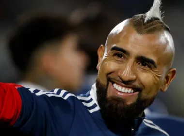 Primer plano de Arturo Vidal sonriendo.