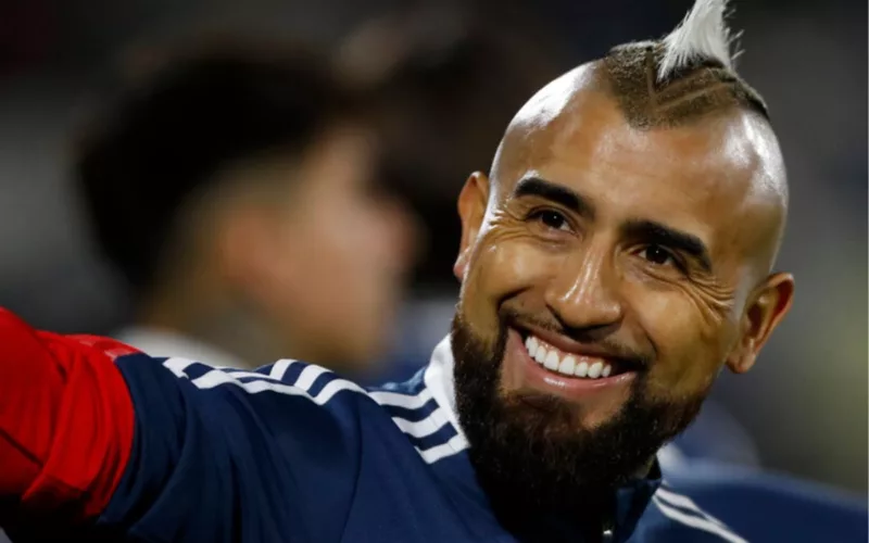 Primer plano de Arturo Vidal sonriendo.