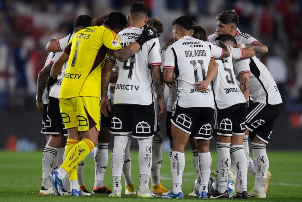 Plantel de Colo-Colo abrazado en la cancha.