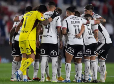 Plantel de Colo-Colo abrazado en la cancha.