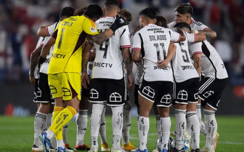 Plantel de Colo-Colo abrazado en la cancha.