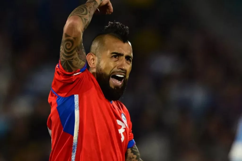 Arturo Vidal reclamando mientras juega por La Roja