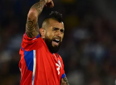 Arturo Vidal reclamando mientras juega por La Roja