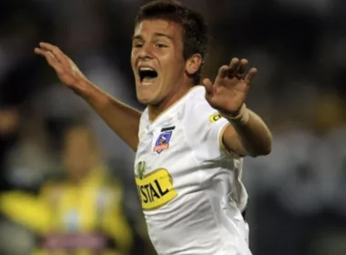 Diego Rubio celebrado con la camiseta de Colo-Colo.