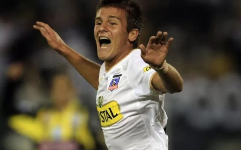 Diego Rubio celebrado con la camiseta de Colo-Colo.