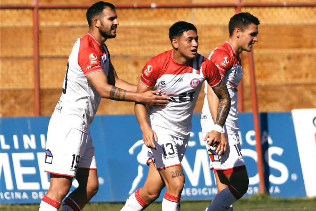 Nicolás Garrido, ex defensa de Colo-Colo, con sus compañeros en Primera B.