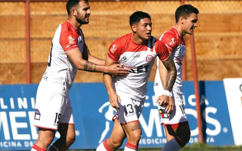 Nicolás Garrido, ex defensa de Colo-Colo, con sus compañeros en Primera B.