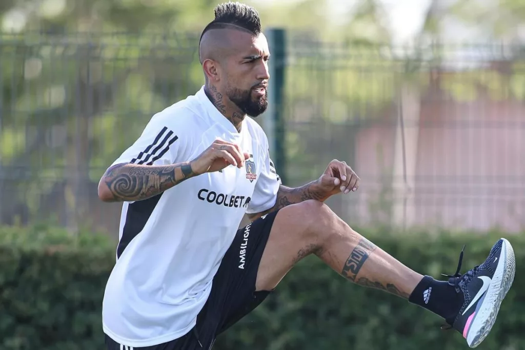 Arturo Vidal entrenando por Colo-Colo en el Estadio Monumental.