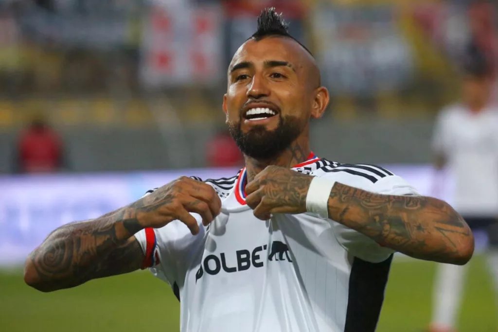 Arturo Vidal tomándose la camiseta de Colo-Colo