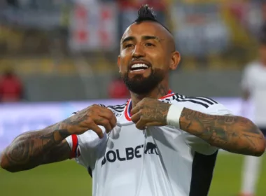 Arturo Vidal tomándose la camiseta de Colo-Colo