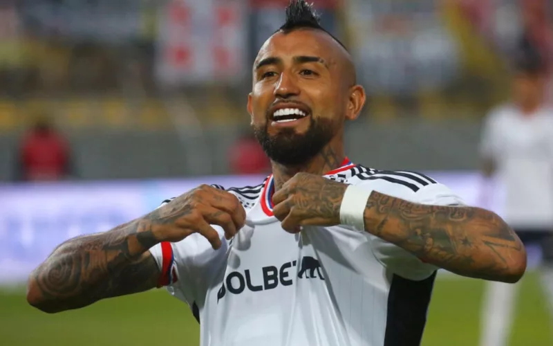 Arturo Vidal tomándose la camiseta de Colo-Colo