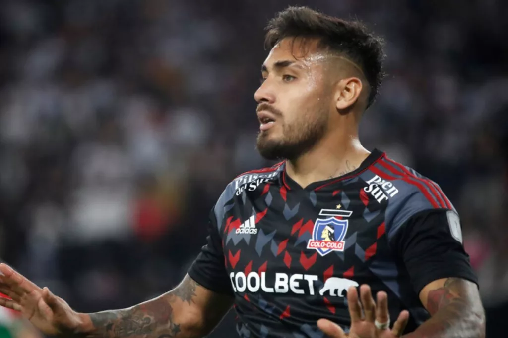 Primer plano de Marcos Bolados con la camiseta negra de Colo-Colo