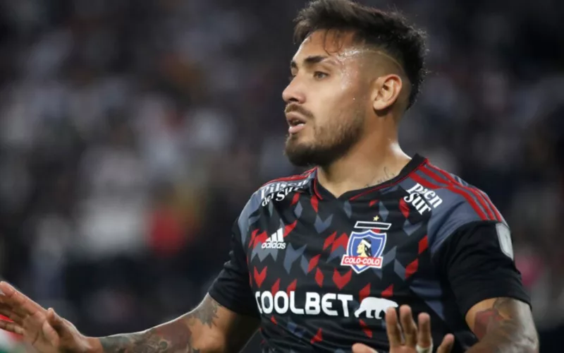 Primer plano de Marcos Bolados con la camiseta negra de Colo-Colo