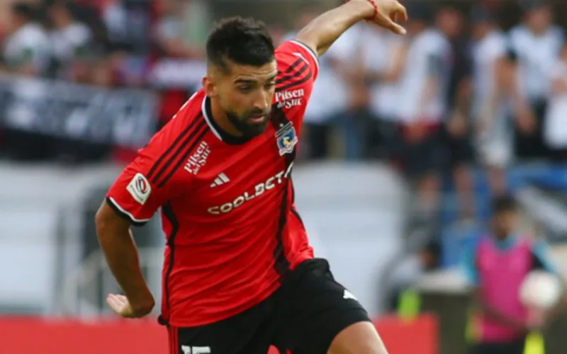 Emiliano Amor jugando con la camiseta roja de Colo-Colo