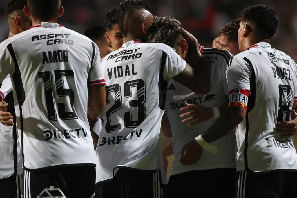 Futbolistas de Colo-Colo abrazados en medio del festejo de un gol
