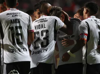 Futbolistas de Colo-Colo abrazados en medio del festejo de un gol