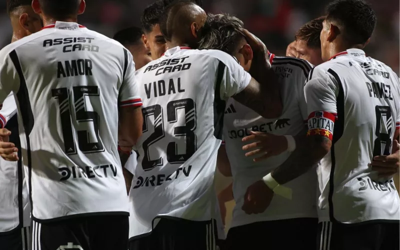 Futbolistas de Colo-Colo abrazados en medio del festejo de un gol