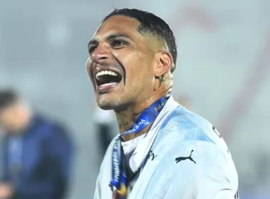 Paolo Guerrero feliz y con la boca abierta