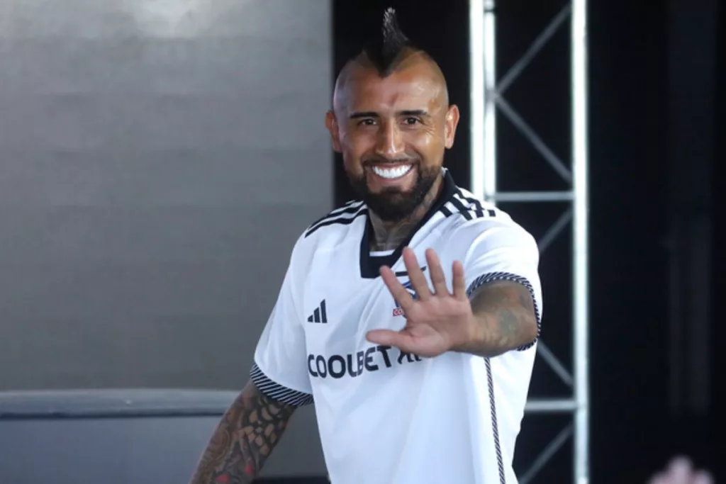 Arturo Vidal sonriendo mientras levanta la palma de su mano