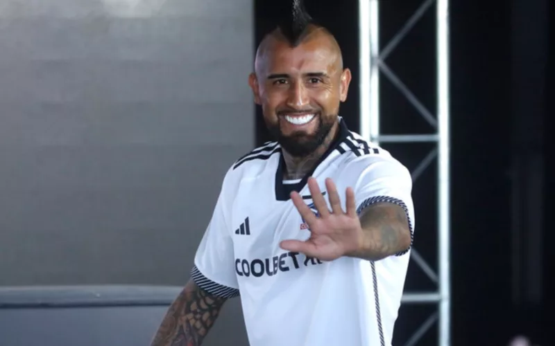 Arturo Vidal sonriendo mientras levanta la palma de su mano