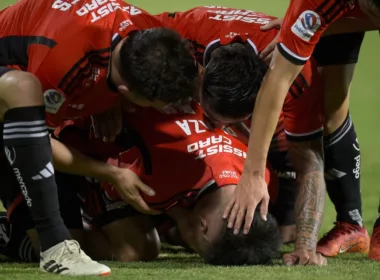 Futbolistas de Colo-Colo arrodillados en la cancha