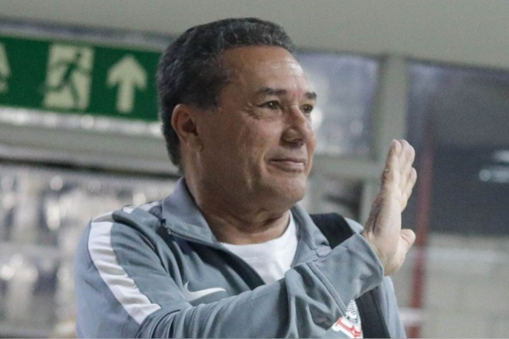 Vanderlei Luxemburgo saludando con su mano derecha