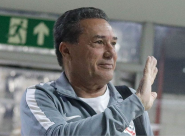 Vanderlei Luxemburgo saludando con su mano derecha