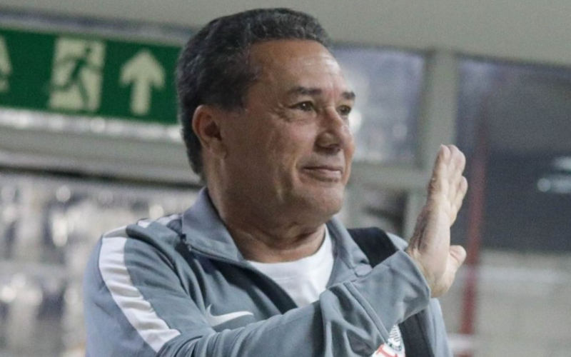 Vanderlei Luxemburgo saludando con su mano derecha