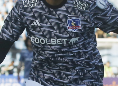 Camiseta con rayas de Colo-Colo en 2023