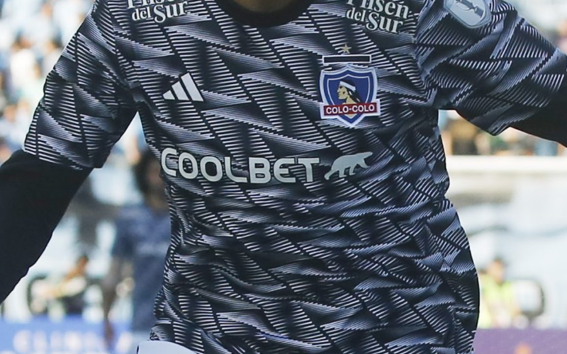 Camiseta con rayas de Colo-Colo en 2023