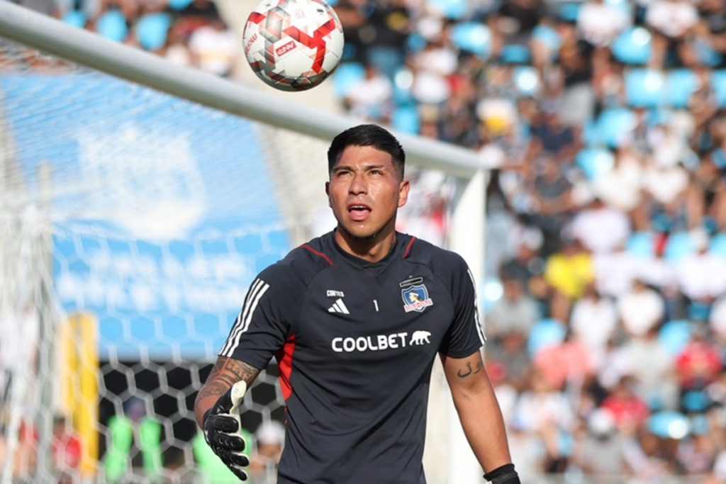 Brayan Cortés mirando fijamente el balón que está en el aire