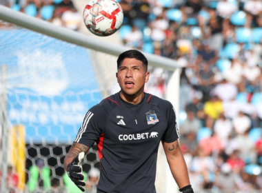 Brayan Cortés mirando fijamente el balón que está en el aire