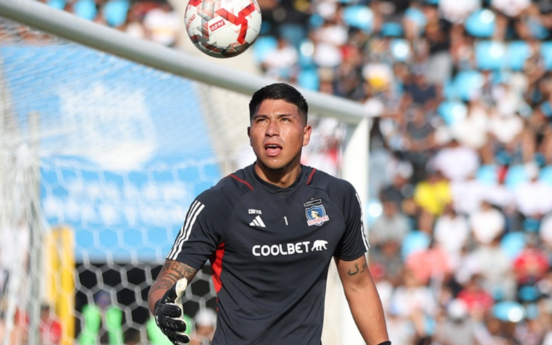 Brayan Cortés mirando fijamente el balón que está en el aire