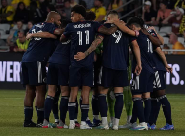 Futbolistas de New England Revolution se abrazan antes de enfrentar un partido por la MLS durante la temporada 2023.