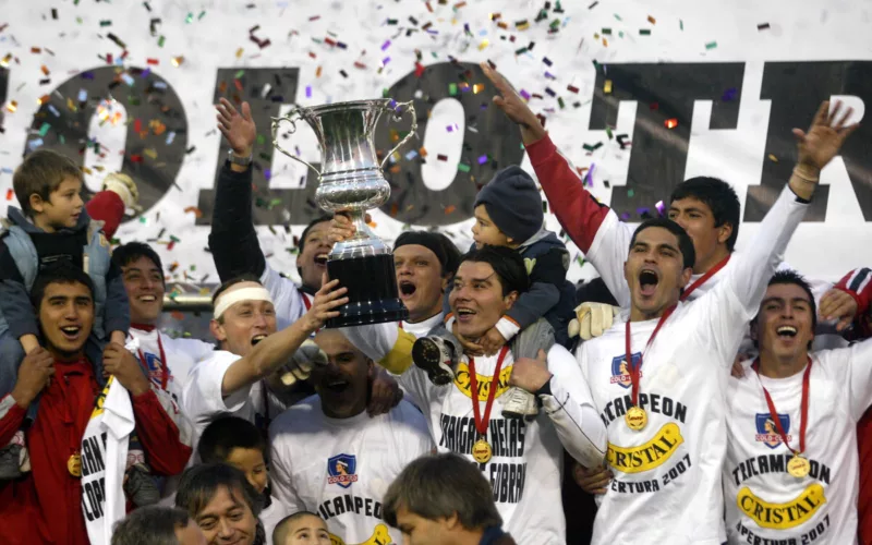Futbolistas de Colo-Colo celebran el título obtenido durante el Torneo de Apertura 2007.