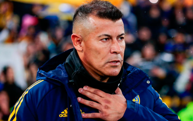 Jorge Almirón se toma su cuello en pleno partido dirigiendo al equipo de Boca Juniors durante la temporada 2023.