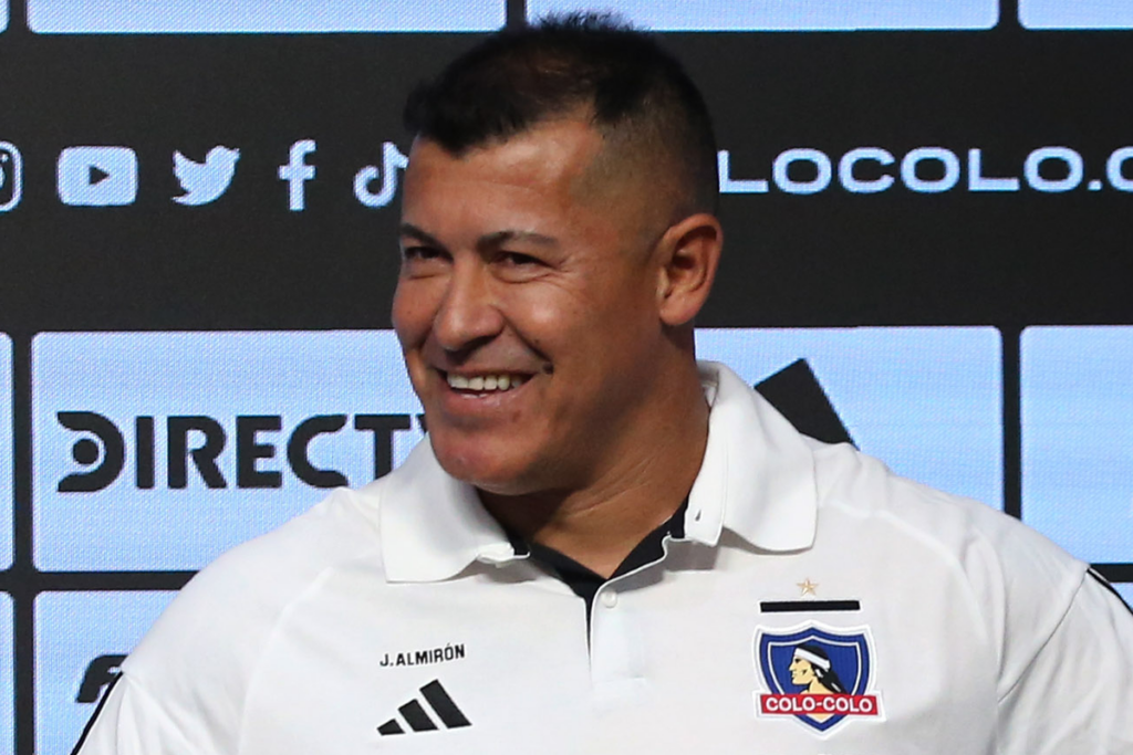 Jorge Almirón sonriendo en su presentación como nuevo entrenador de Colo-Colo de cara a la temporada 2024.