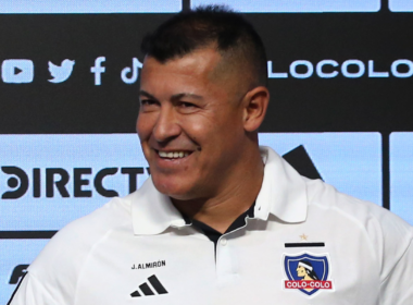 Jorge Almirón sonriendo en su presentación como nuevo entrenador de Colo-Colo de cara a la temporada 2024.